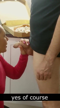 La moglie calda ha succhiato il ragazzo delle consegne della pizza per prendere la sua salsa sulla pizza