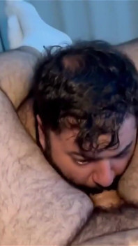 Un bon beau-père doit éduquer son beau-fils. Souvent, en laissant le beau-fils satisfaire sa curiosité