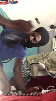 Angle 3 sur 5 et un vibromasseur ouvre son trou béant et me remplissent le cul jusqu'à ce qu'il jouisse