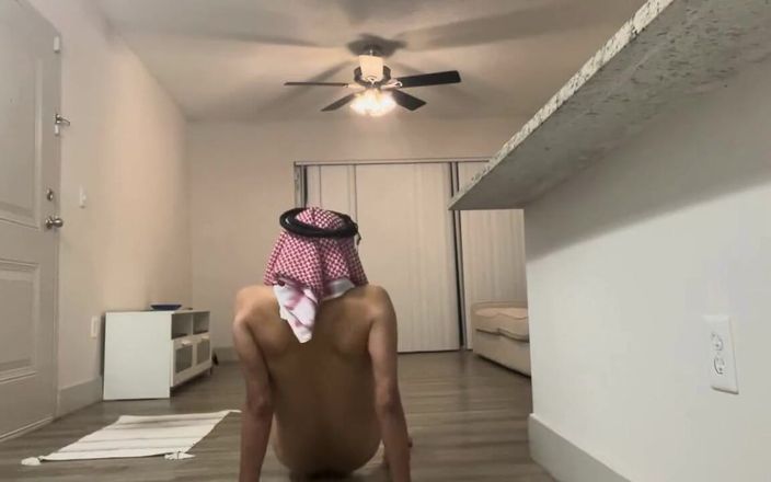 Young Saudi Arab: 18 岁的阿拉伯像 rodeo 一样骑乘大白鸡巴假阳具
