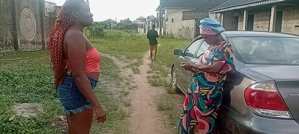 Creamyshuga: Levando suas duas esposas para ir e foder em prédio...