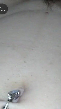 L'impotente sissy si masturba... Sbavando sborra con il suo piccolo cazzo moscio