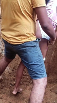En secreto, me follé a la hermanastra traviesa desnuda al aire libre después de orinar al aire libre