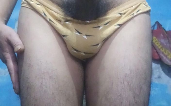 Lustyizlife: 欲火中烧的印度 femboy 与包皮鸡巴撸管和抚摸继妹的内裤直到高潮
