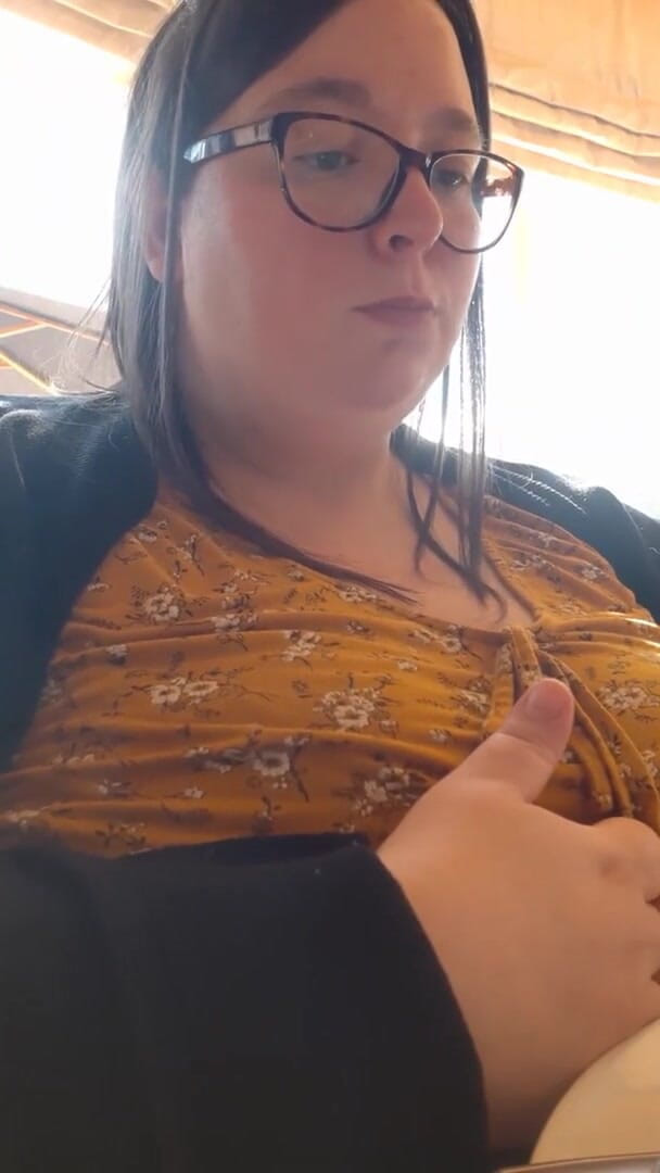 SSBBWLadyBrads: Cewek semok super semok lagi asik jilat memeknya pakai bahasa...