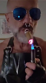 Ojczym oświetla swoje cygaro w gumowej fartuchu