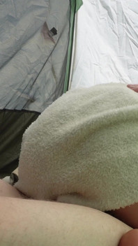 Amatérský pár šuká ve stanu v nudistickém resortu
