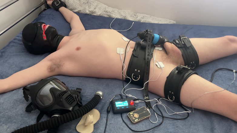 Inmate Cody and SubEdgeX: Твинк-рабыню привязали к кровати на edge-o-matic