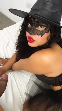 Sexy čarodějnice dělá anál na Halloween