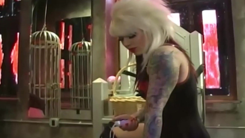 EroticOnly Fetish: นายหญิงลาเท็กซ์ที่มีรอยสักครอบงําทาสชายที่มีปลอกคอของเธอ