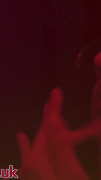 O asistentă britanică sexy suge adânc pula unui străin la gaura din zid - Glory Hole