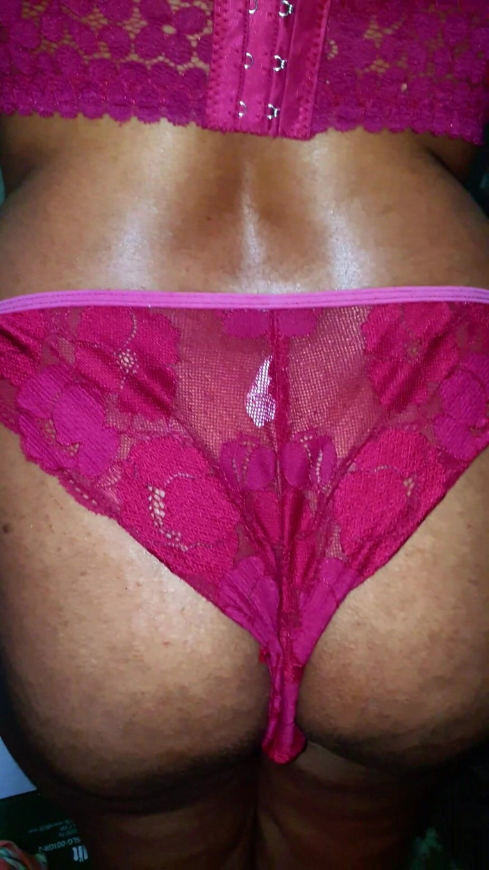 Tiyana: Une salope sexy danse et prend une douche