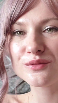 La bellezza succosa succhia sensualmente il cazzo e ingoia sperma con piacere