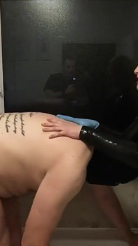 Femdom anal slampa strap-on spitroast i duschen