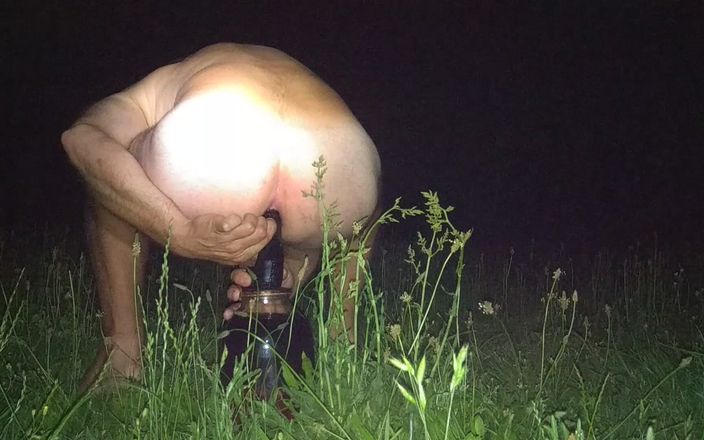 White Ukrainian Ass: 肛门在自然界的田野中间接受黑色假阳具。哟，鸟和板球的唱声。