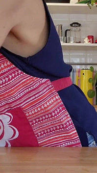 Cô vợ nóng bỏng với bộ ngực tự nhiên tuyệt vời được lấp đầy âm hộ trong khi làm việc trong nhà bếp