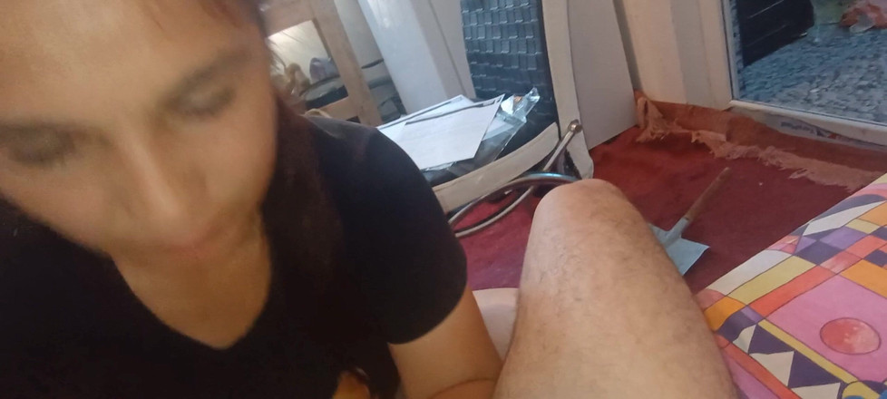 Ionut899: 義理の妹が朝、私のチンコをしゃぶり、私は彼女の口に精液を詰め込んだ