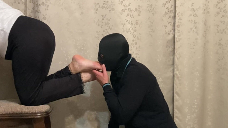 Niki studio: Mengabaikan hamba kakinya - menyembah kaki