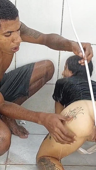 Büyük zenci yarağı ırklararası anal sikiş ve anal lavman