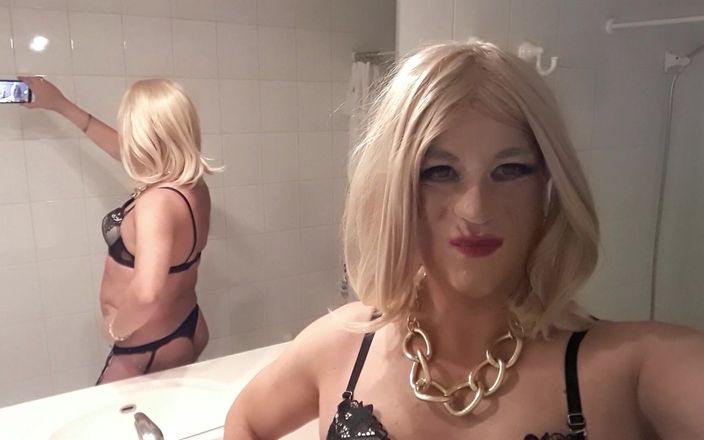 HectorChile1969: Travestiet Fernanda Gomez blondine in kleine lingerie
