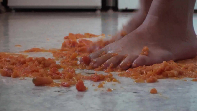 Foot Girls: Cerca de pisotear comida en la cocina