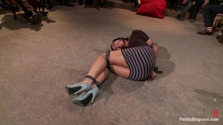 Public Disgrace by Kink: Krásná fetišská modelka je tlačena k jejím limitům a tvrdě...