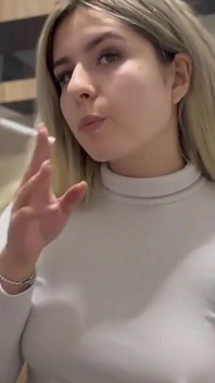 19-летняя латина курит