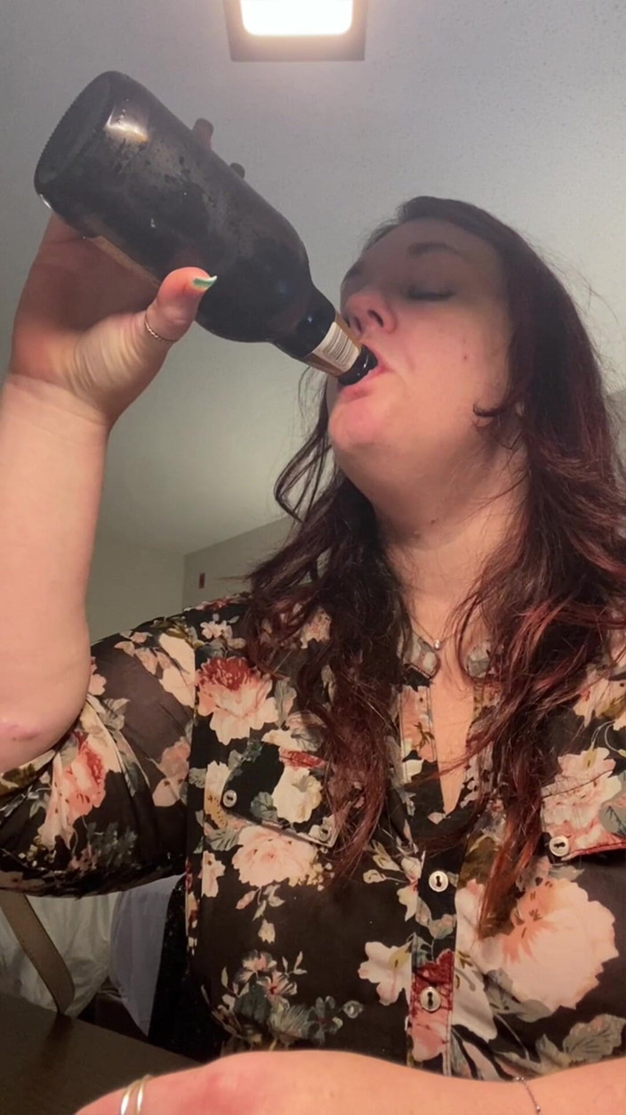BellaBlast: Baştan çıkarıcı iri güzel kadın rootbeer chug ve bella blast tarafından...