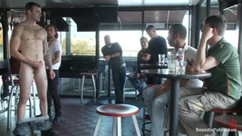 Deux salopes poilues se font utiliser dans un bar plein d’inconnus excités