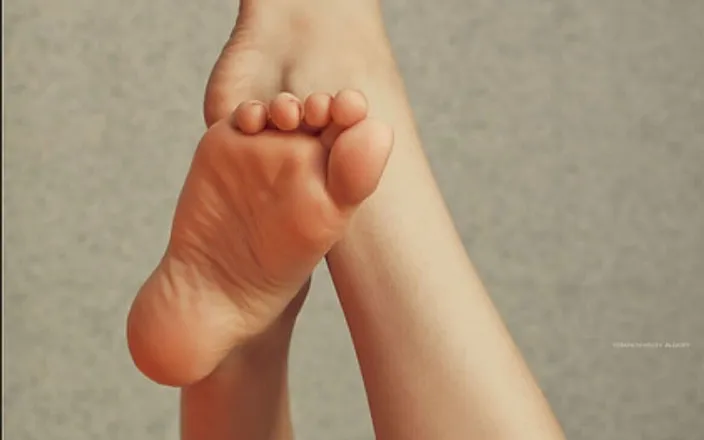 Deozas: She's Wearing Socks and Using Cream for Her Feets
