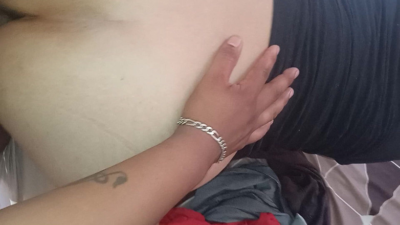 Eatrella j: Залежна і відтрахана і не відпускає свій мобільний телефон