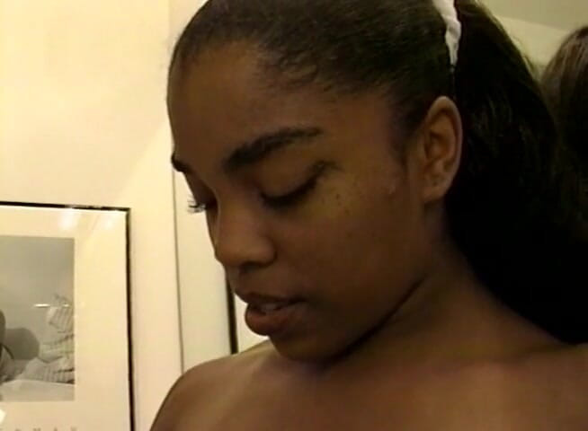 Black Jass: Ebenholz-hottie fickt ihren jungen im badezimmer