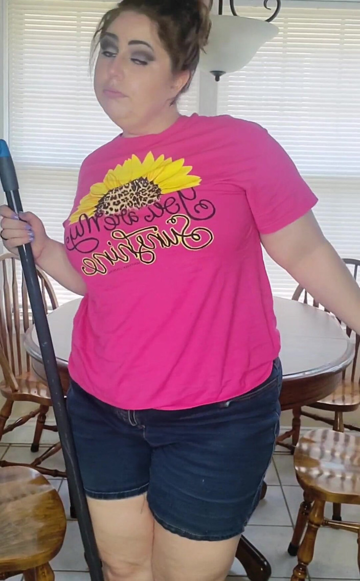 KinkyKatie: Soy un tonto pero estaba limpiando mi cocina y siendo...