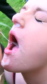 Vnadná milfka s velkými kozami cum děvka manželka Charlie Kane jde na svou první dogging misi