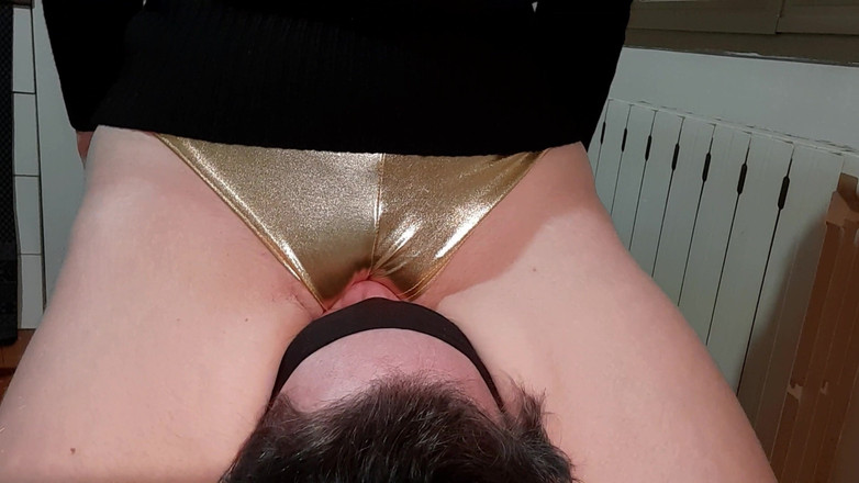 goddess82: Рабыня с завязанными глазами под моей киской! 4K!
