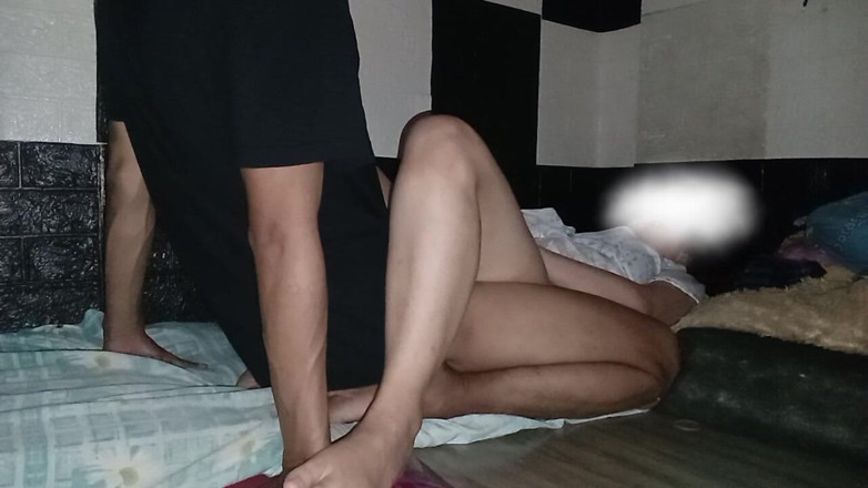 Famly sex: Si gode una bella donna asiatica con una parte 1