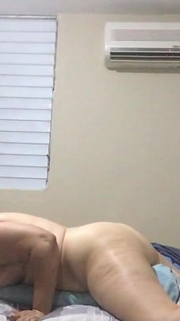 ¡Estoy tan jodidamente cachonda! Follando la almohada hasta el orgasmo.