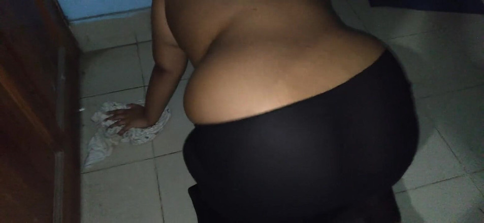 Aria Mia: メイドワークス裸で大きなお尻を振り、ボブを吊るし、上司を誘惑するために性的に興奮します