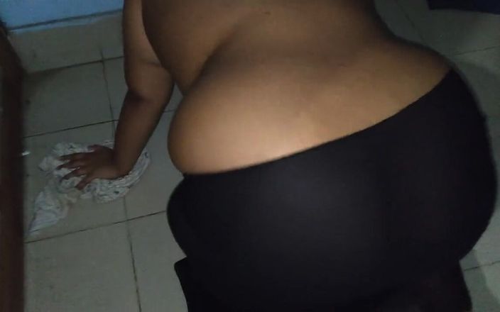 Aria Mia: Maid Works nakna svänger stor röv hänger Bobs och blir...