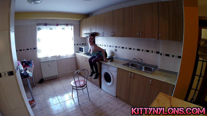 Kitty Nylons: 绿色性感紧身胸衣和黑色连裤袜与高跟鞋！