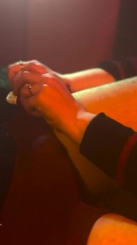 Eine Untersuchung Und Erotischer Handjob, Um Seinen Schmerzen Zu Helfen
