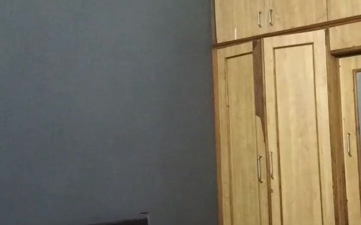Funny couple porn studio: Tamil evli kadın öpüşerek göğüslerini gösteriyor önde ve arkada sikişiyor