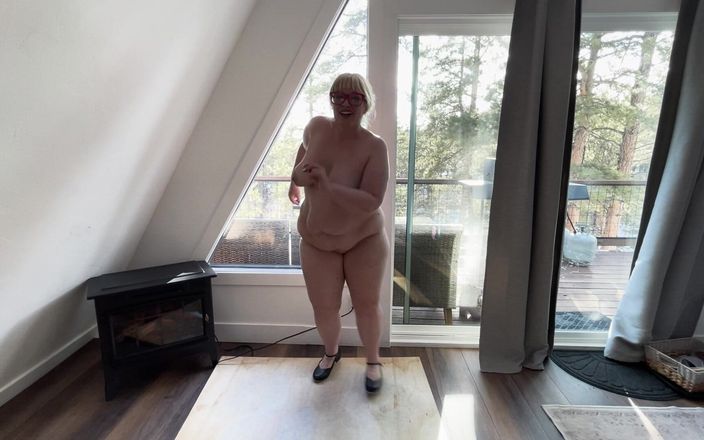 Alice Stone: Puta desnuda muestra sus curvas delante de la ventana sacudiendo...