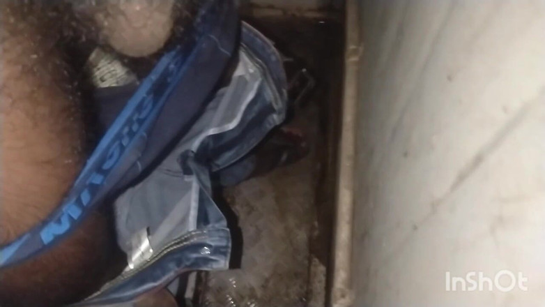 Aashiq: Брудний хлопчик віддає данину поваги у ванній кімнаті