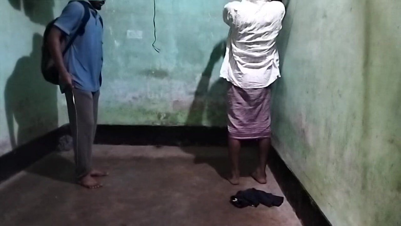 Desi Tits: Băiatul twink din Bangladesh face sex pentru prima dată cu...