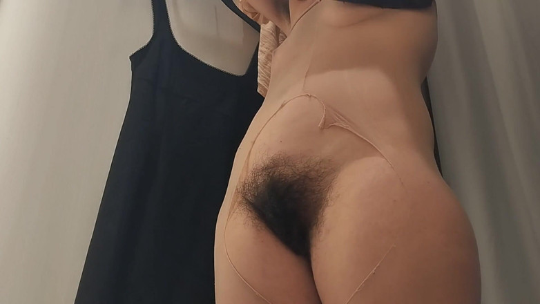 Amateur_MS: 性感的黑发女郎在更衣室里