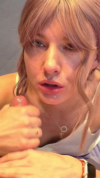 Buurman in witte glanzende panty zuigt en slikt sperma krachtig door