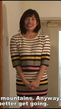 Esposa infiel provoca su marido cornudo, que sólo puede masturbarse en las montañas, enviándole un video de su coño.