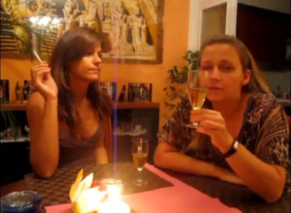 Femdom Austria: Dominazione finanziaria in salotto con troie voluttuose