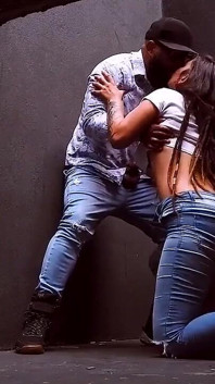 Làm tình nhanh với người phục vụ trong khu vực hút thuốc há hốc mồm